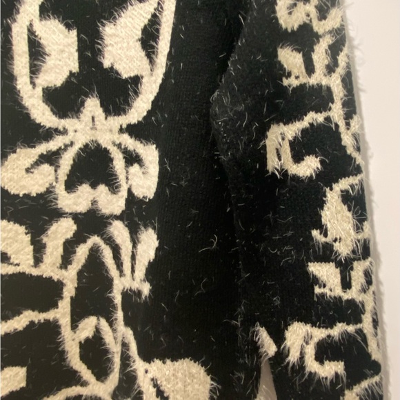 NWT  . 
Beautiful Woman’s Black and white lightweight /jackets Cardigan. - Picture 7 of 11